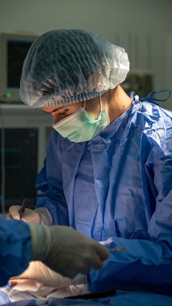 Cirujano realizando un procedimiento de cirugía bariátrica en un quirófano.
