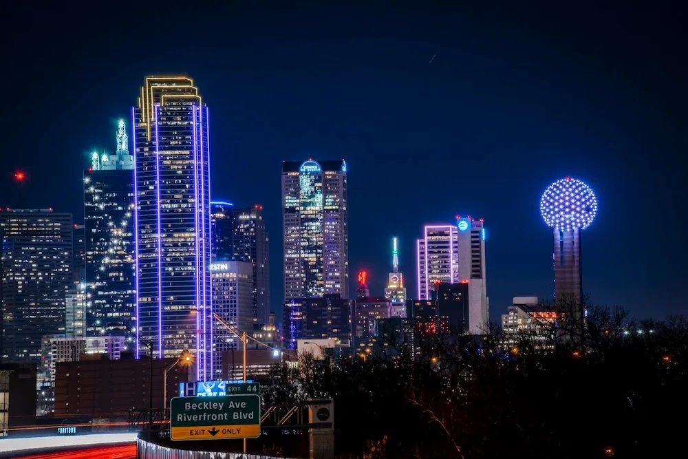 Horizonte de Dallas, TX con la Torre Reunion al fondo