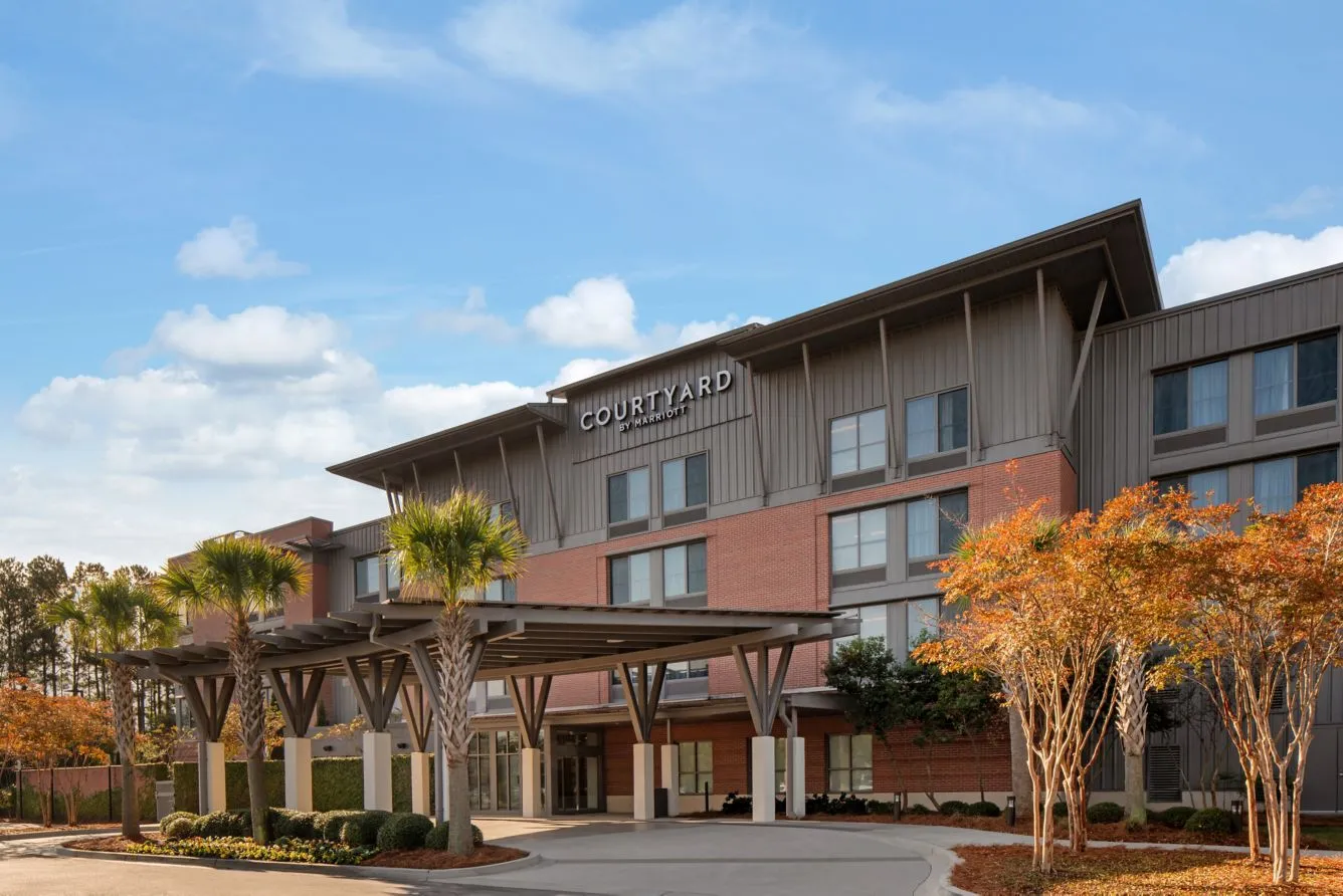 A photo of the main building of Courtyard Charleston Summerville