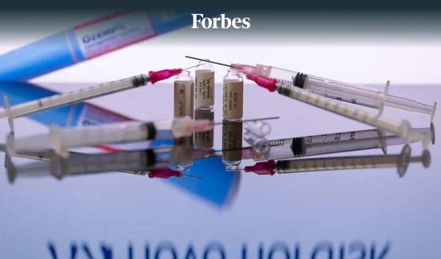 Plumas de Ozempic mostradas junto con viales médicos y jeringas