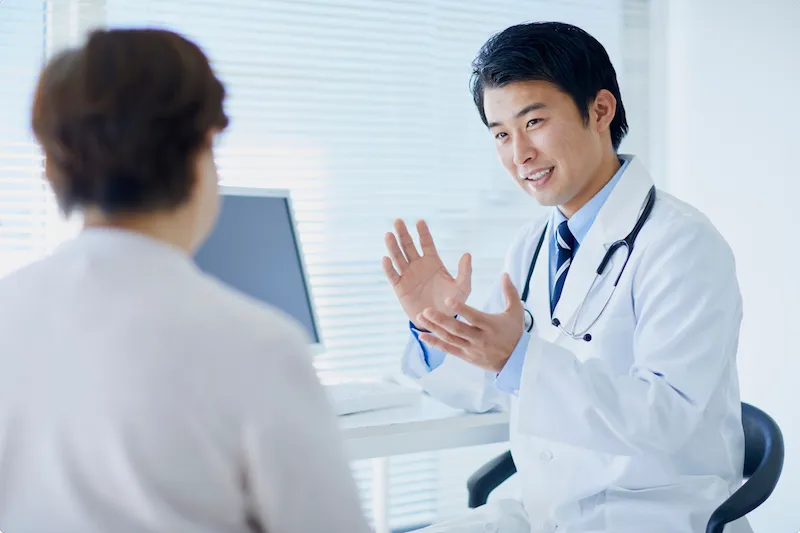 Doctor con paciente
