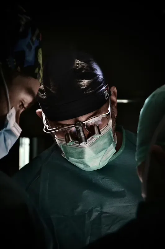 Cirujanos concentrados durante un procedimiento médico.