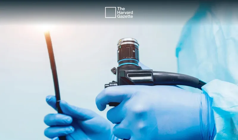 Doctor sosteniendo un endoscopio.