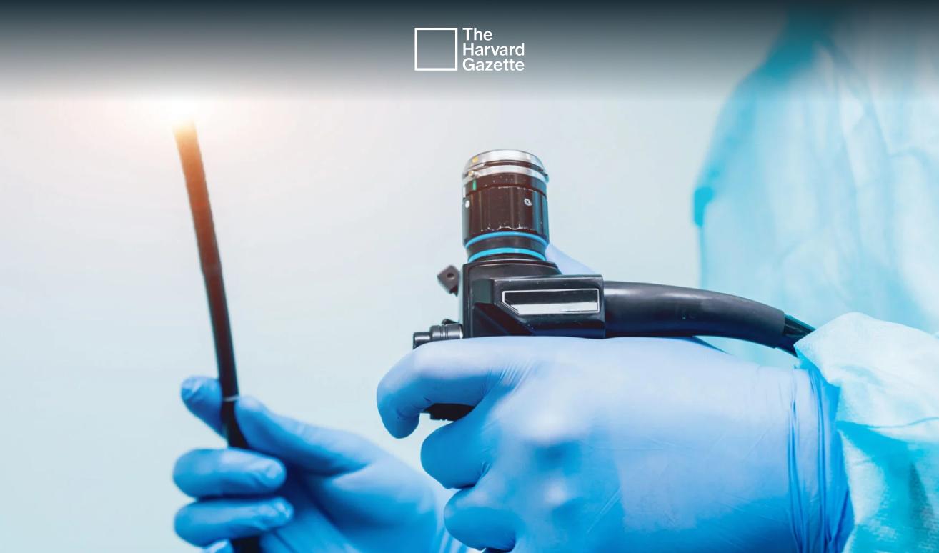 Doctor sosteniendo un endoscopio.