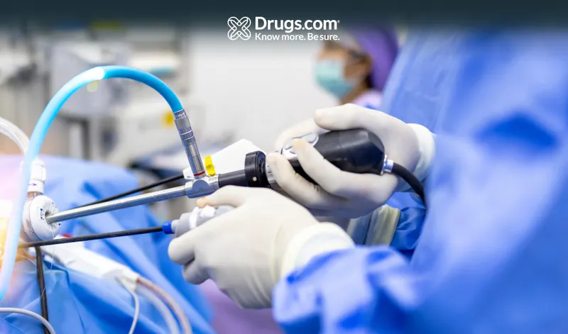 Doctor realizando un procedimiento endoscópico dentro de un quirófano en un hospital.