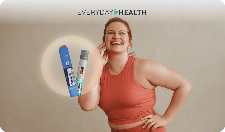 Mujer sonriente con dos bolígrafos inyectores de semaglutida GLP-1