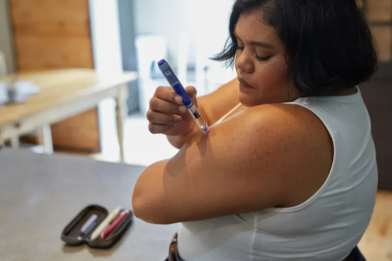 Una persona con una pluma de inyección de insulina