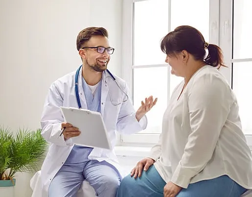 Un médico y un paciente discuten opciones no quirúrgicas para perder peso como ESG y el balón gástrico, seguras, efectivas y sin necesidad de cirugía.