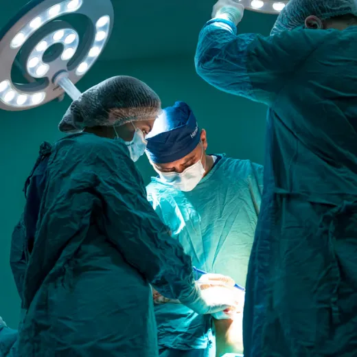 Un grupo de médicos realizando una cirugía a un paciente