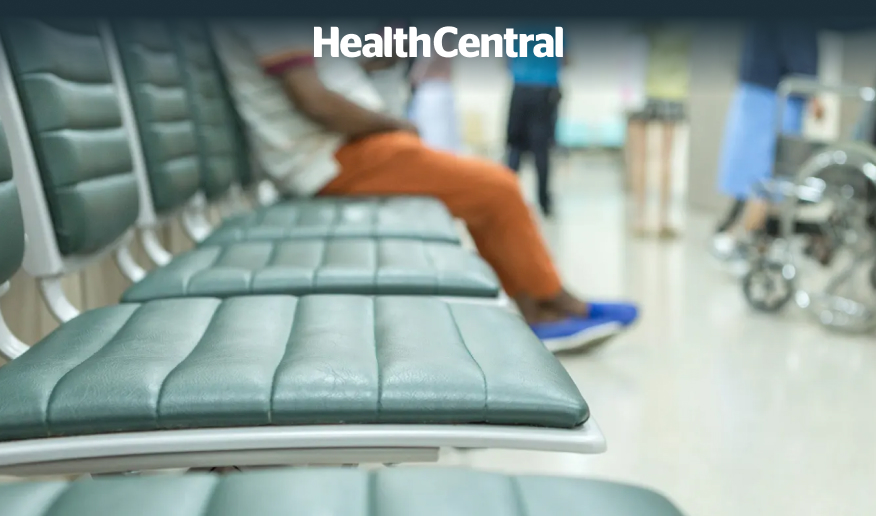 Una vista de asientos vacíos en una sala de espera de un hospital